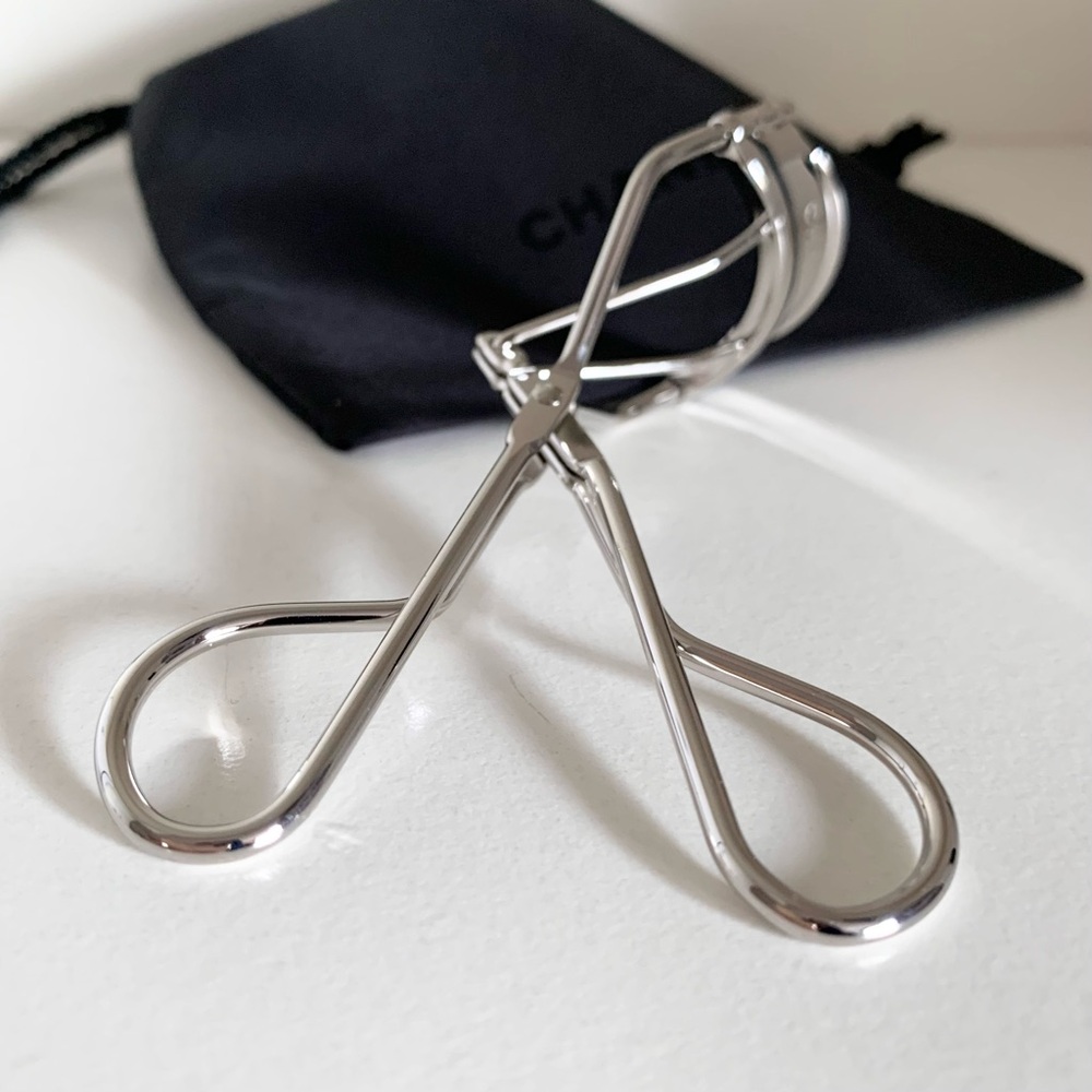 Hold NWOT Chanel eyelash curler with drawstring dust pouch - Picture 9 of 16